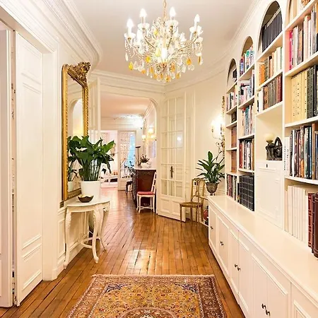 16th Arrondissement Luxury Living Daire