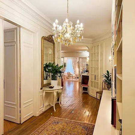 16th Arrondissement Luxury Living Daire