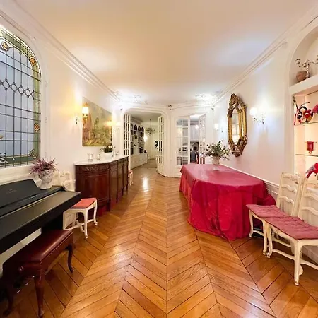 16th Arrondissement Luxury Living Daire