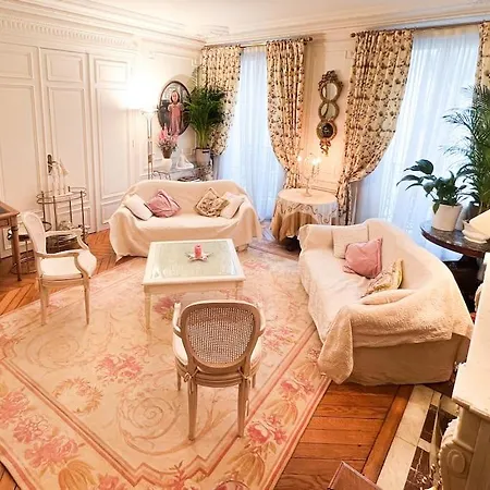 16th Arrondissement Luxury Living Apartment *